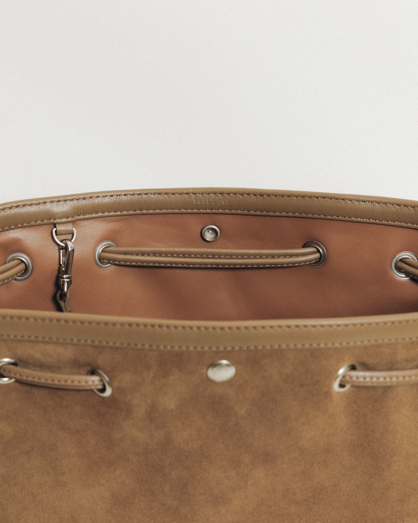 SAC COQUILLE BUCKET SUEDE BEIGE