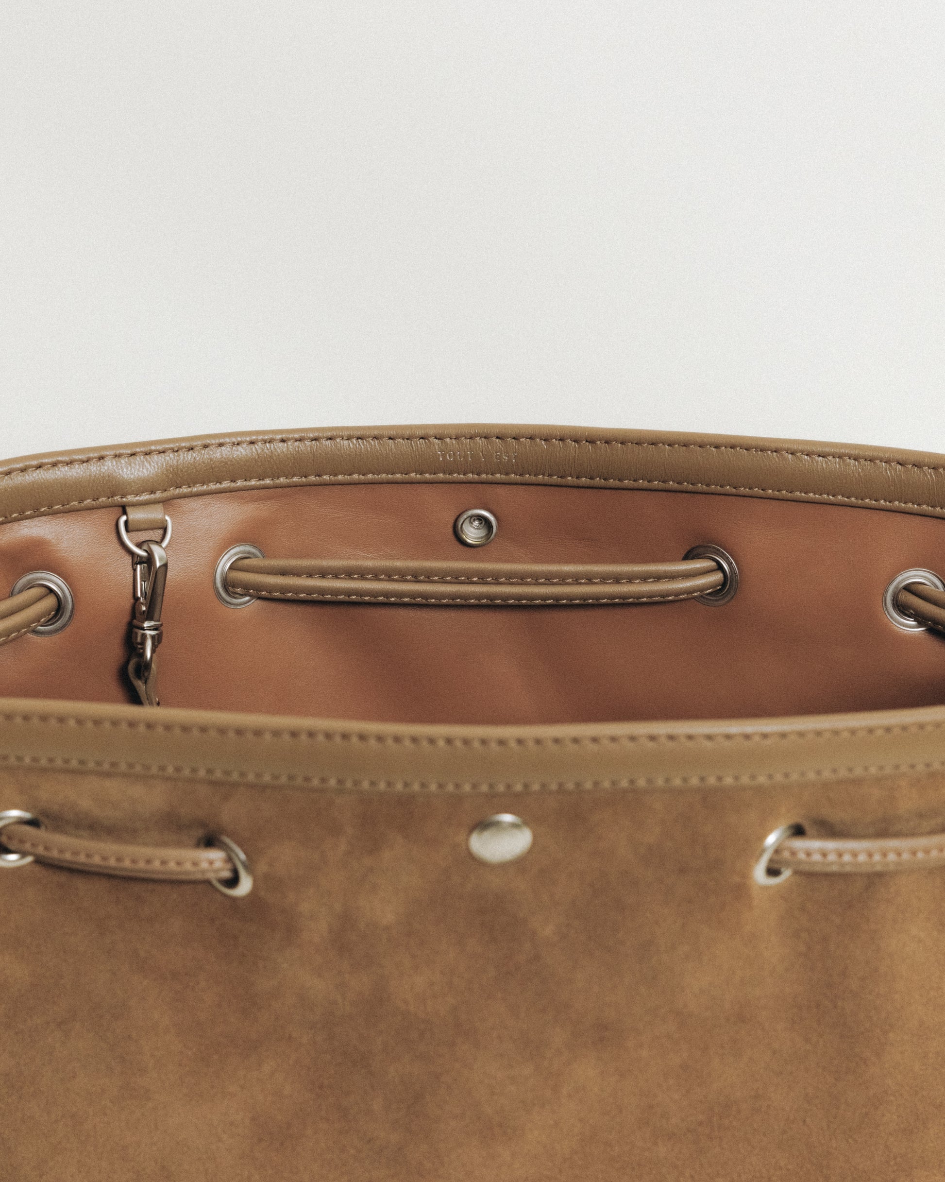 SAC COQUILLE BUCKET SUEDE BEIGE