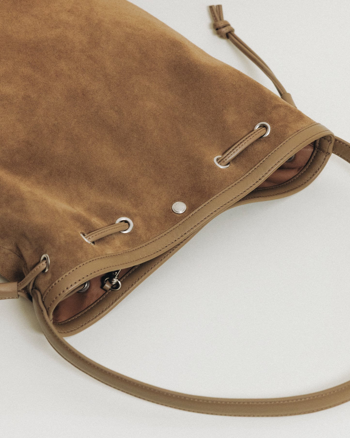 SAC COQUILLE BUCKET SUEDE BEIGE