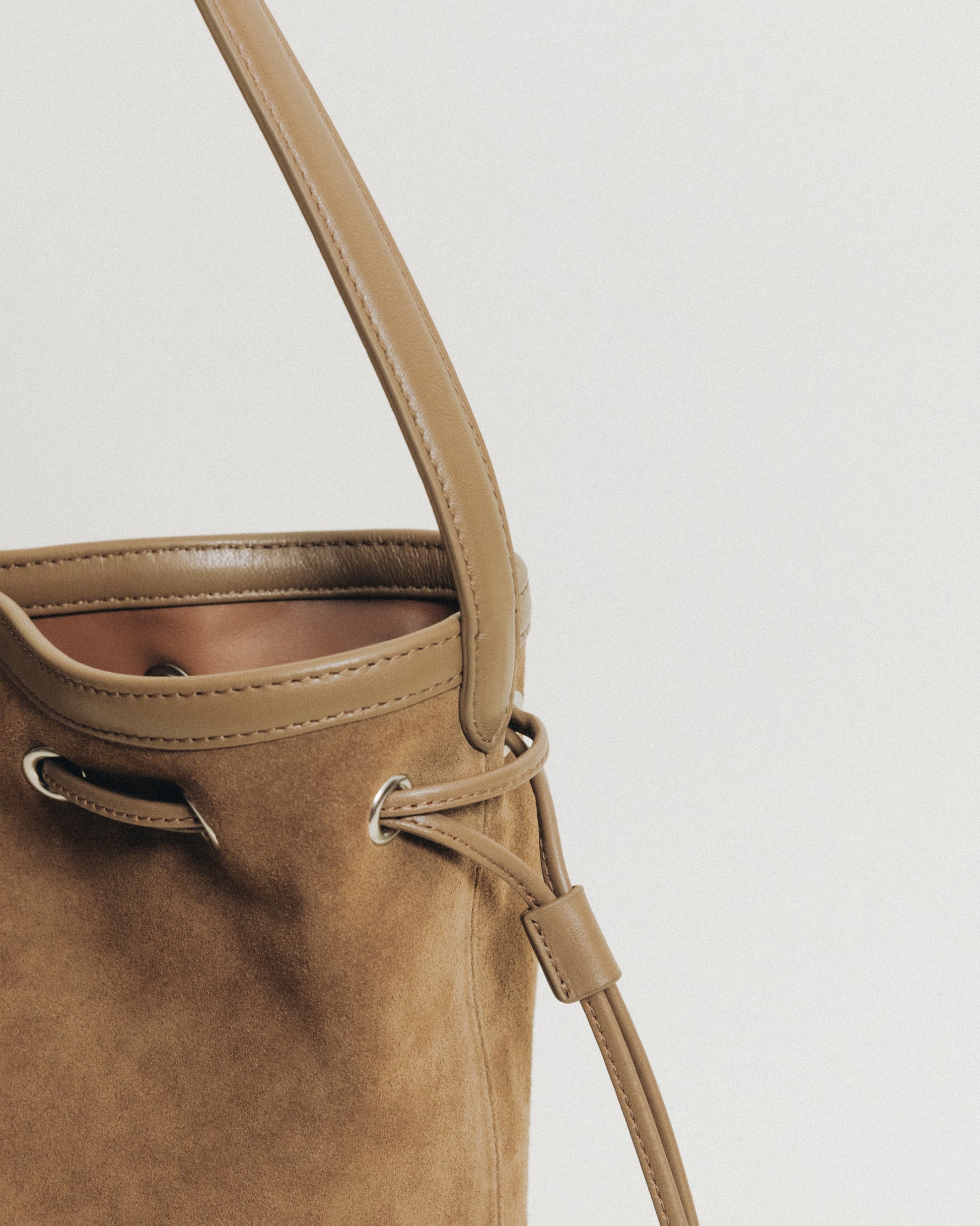 SAC COQUILLE BUCKET SUEDE BEIGE