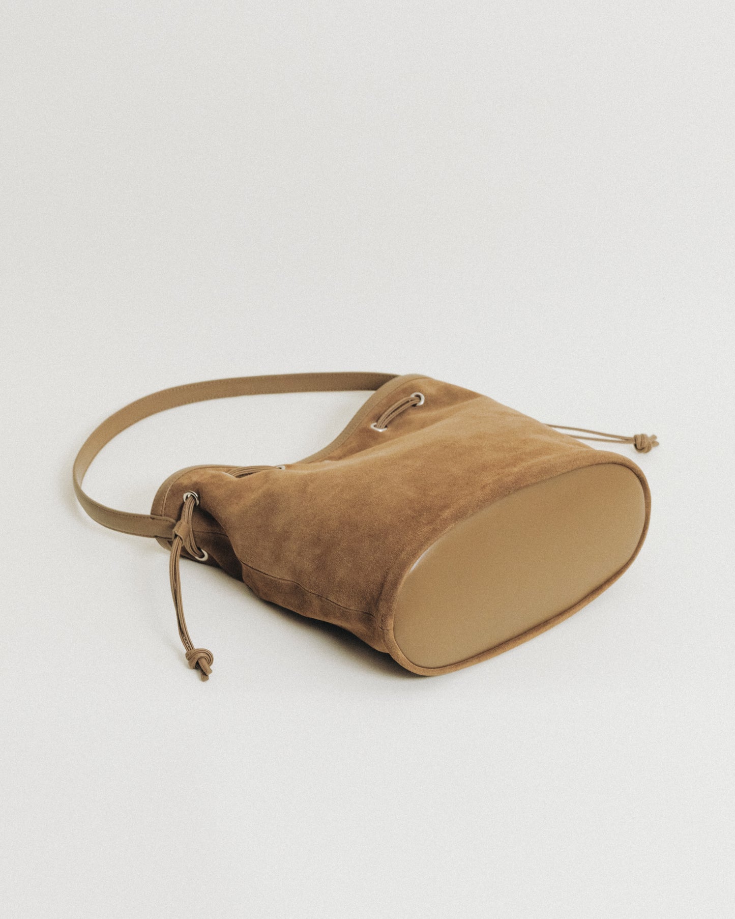 SAC COQUILLE BUCKET SUEDE BEIGE