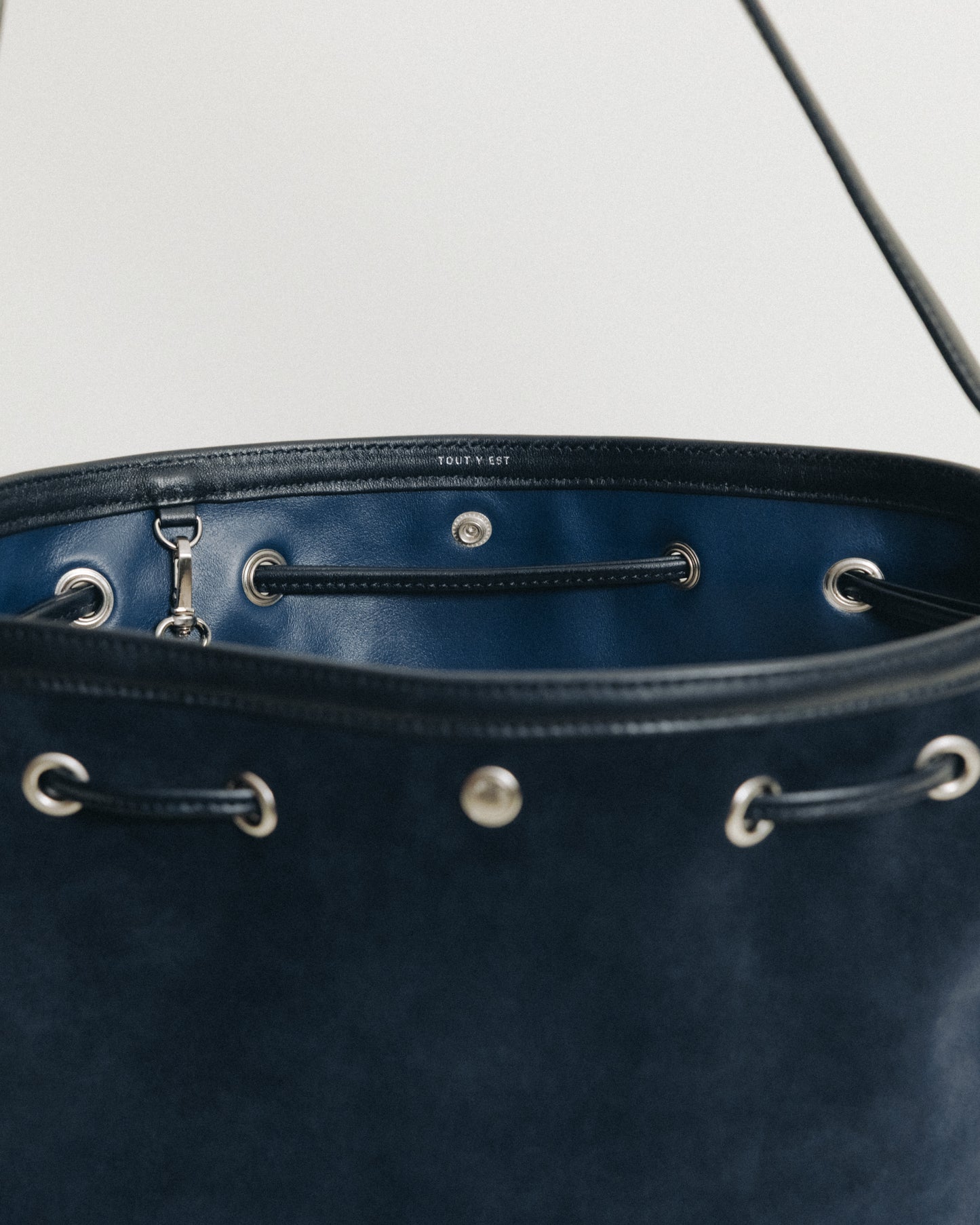 SAC COQUILLE BUCKET SUEDE NAVY