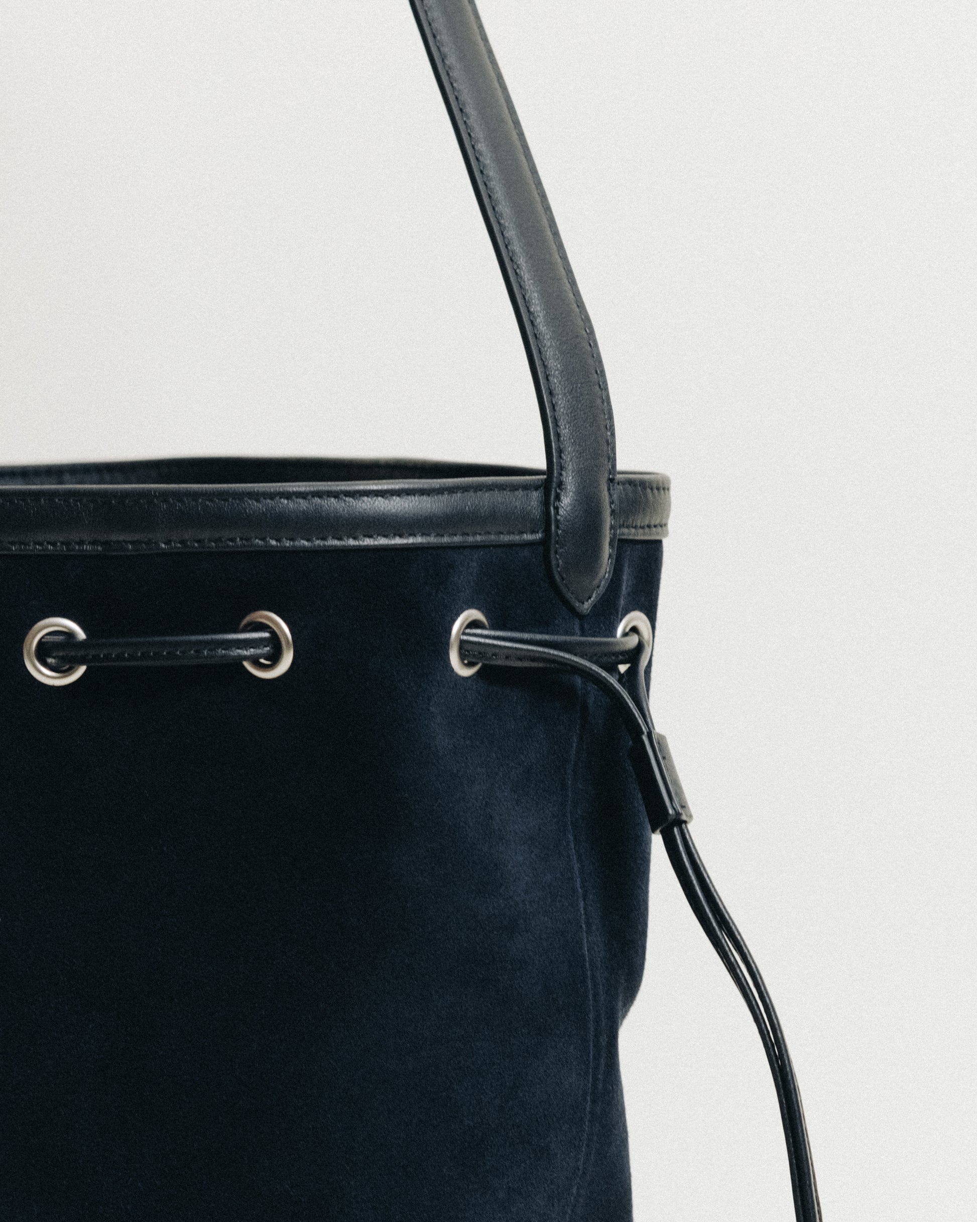 SAC COQUILLE BUCKET SUEDE NAVY