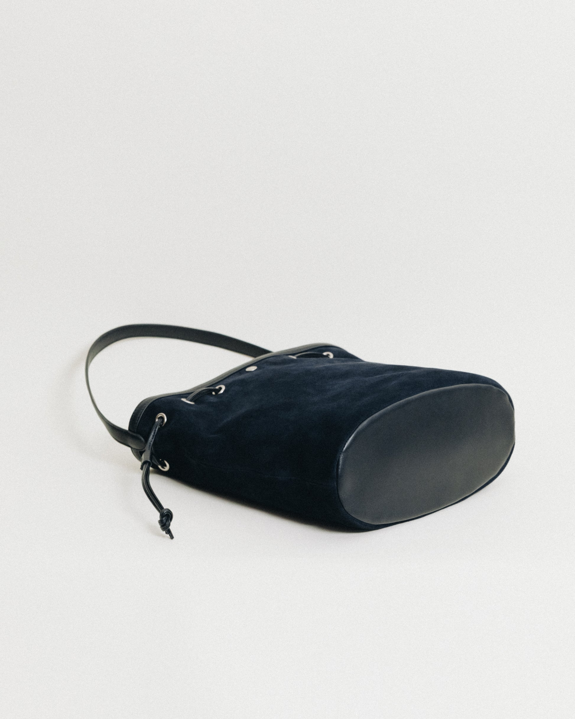 SAC COQUILLE BUCKET SUEDE NAVY