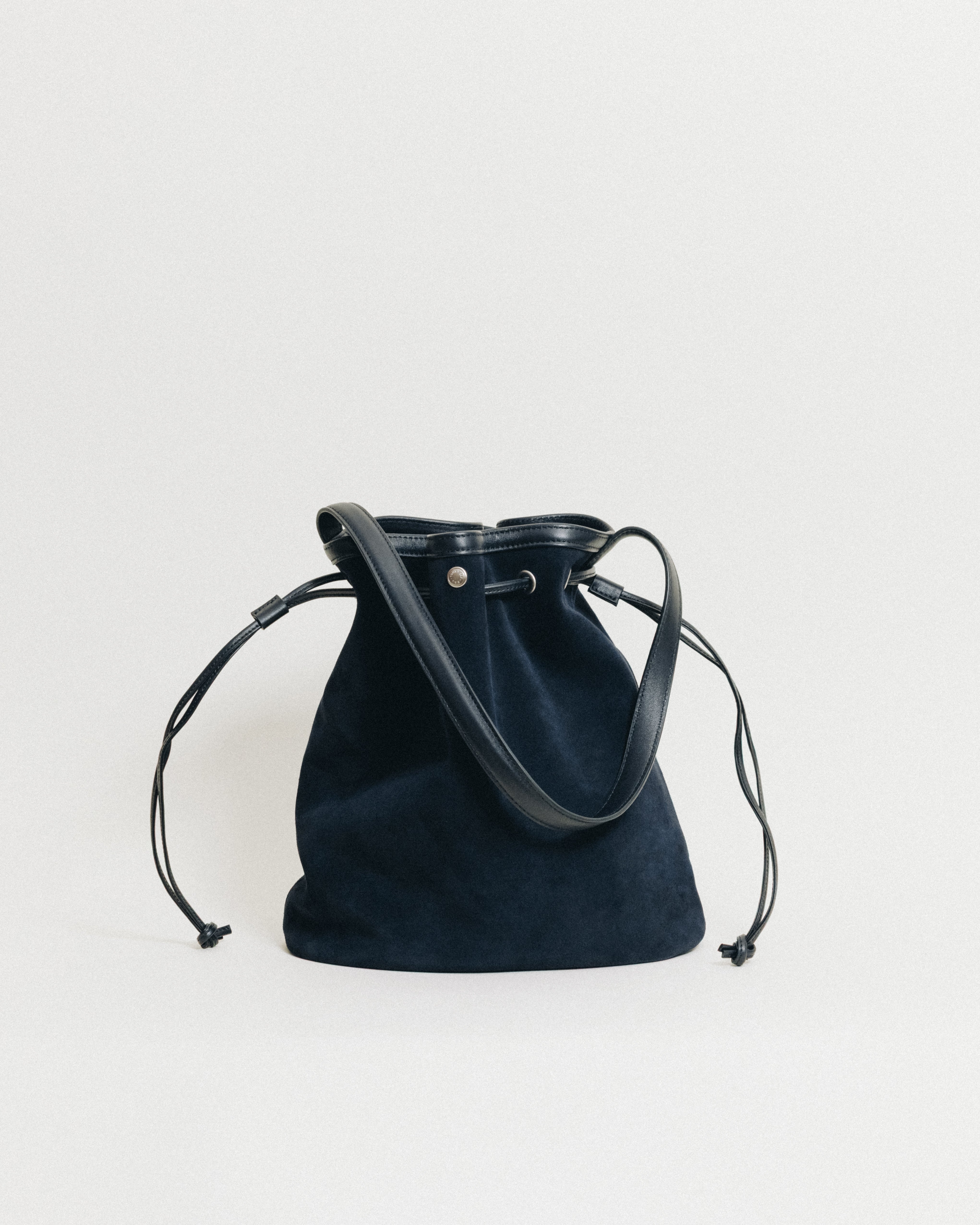 SAC COQUILLE BUCKET SUEDE NAVY – TOUT Y EST